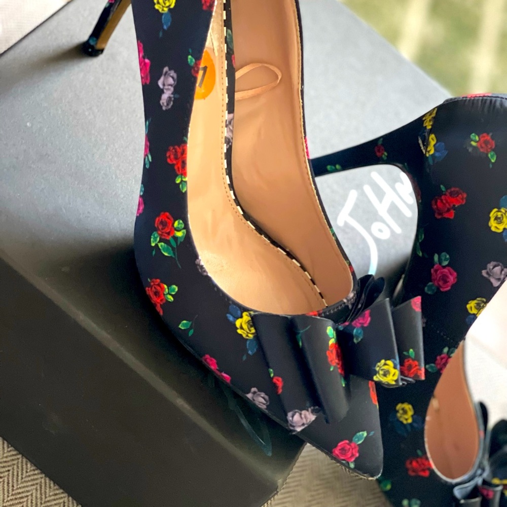 Betsey Johnson size 11 black pumps